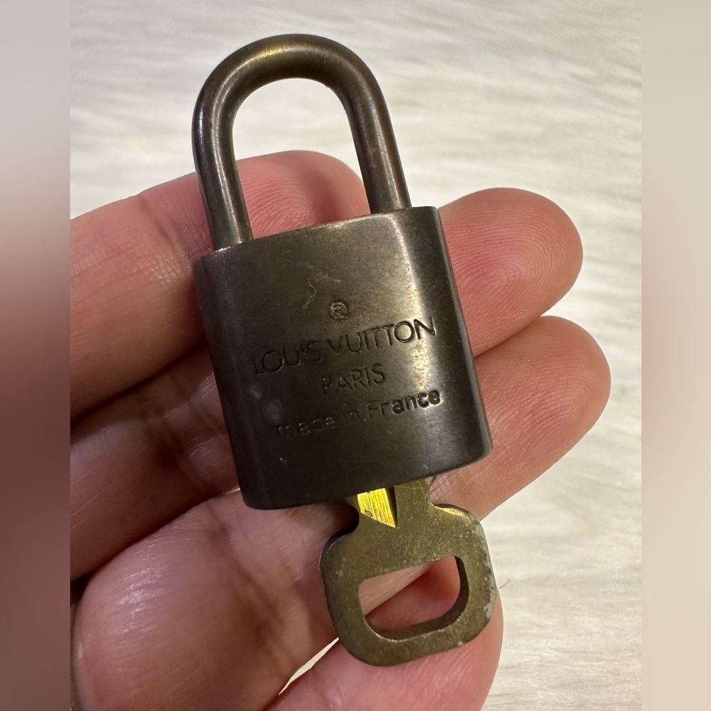 LOUIS VUITTON lock and key #318
